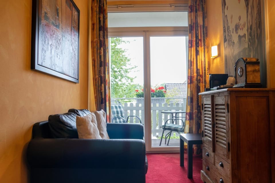 Comfort Double Room | Living room | Flat-screen TV