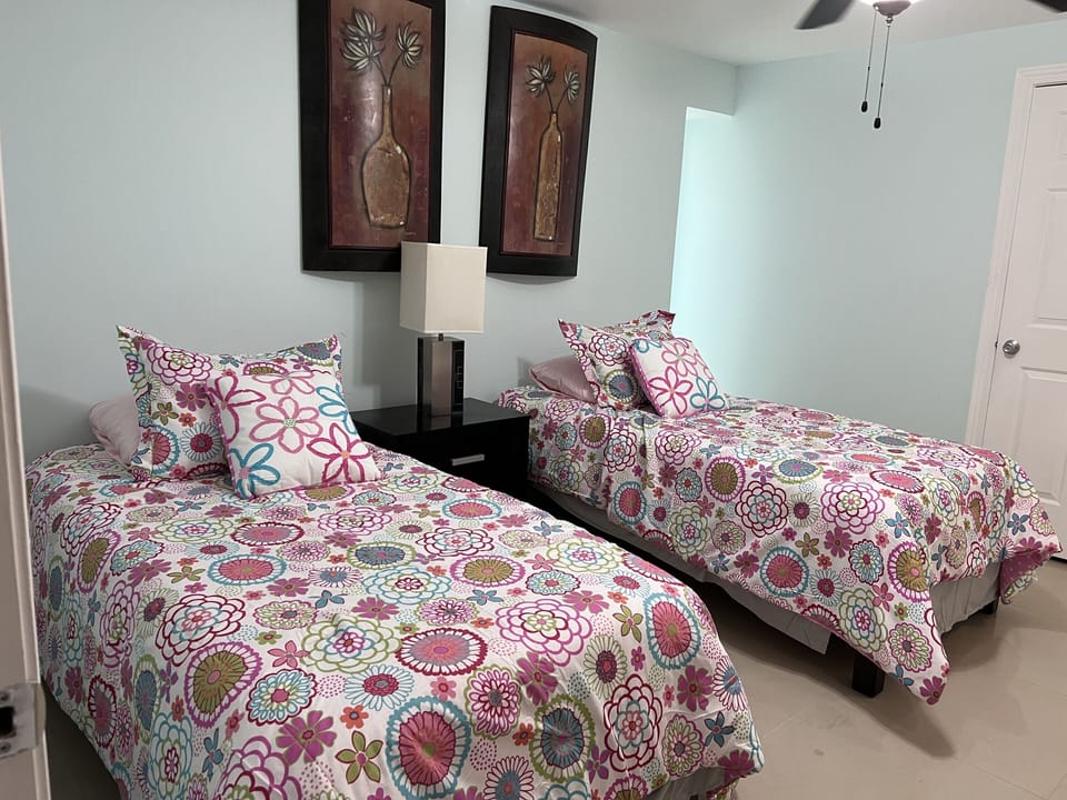 2 Twin Beds.
