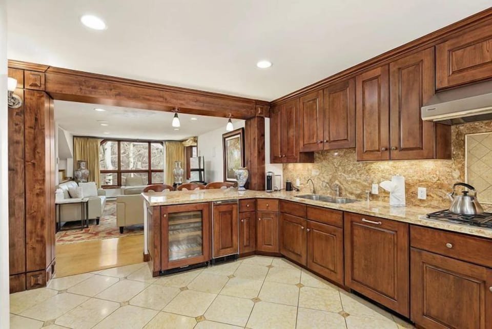 House (Premier Ski in, Ski out 2 Bedroom Col) | Living room