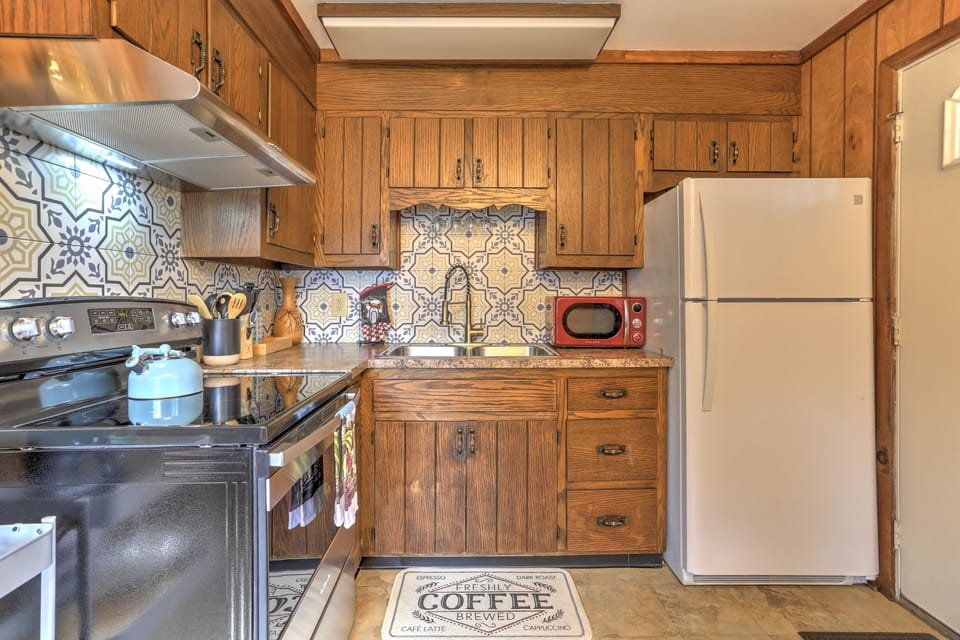 You'll find everything you need in the kitchen for a quick or elaborate meal