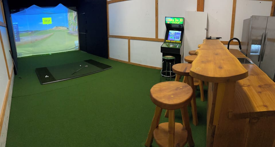 Virtual golf lounge