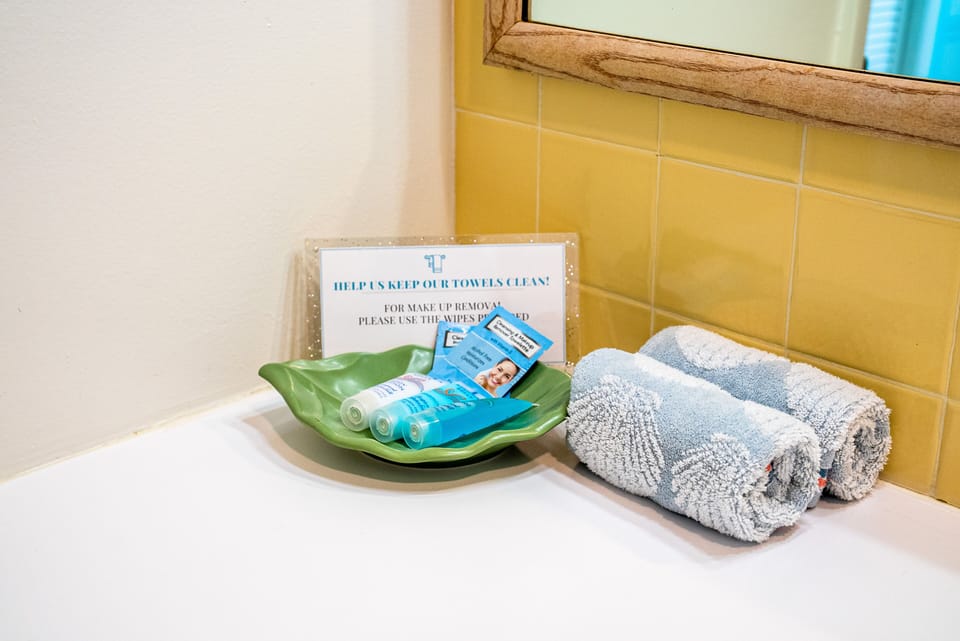 Bathroom w/complimentary toiletries