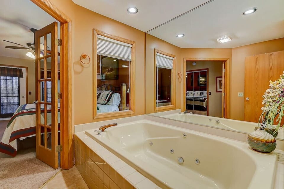 Whirlpool bath off master bedroom