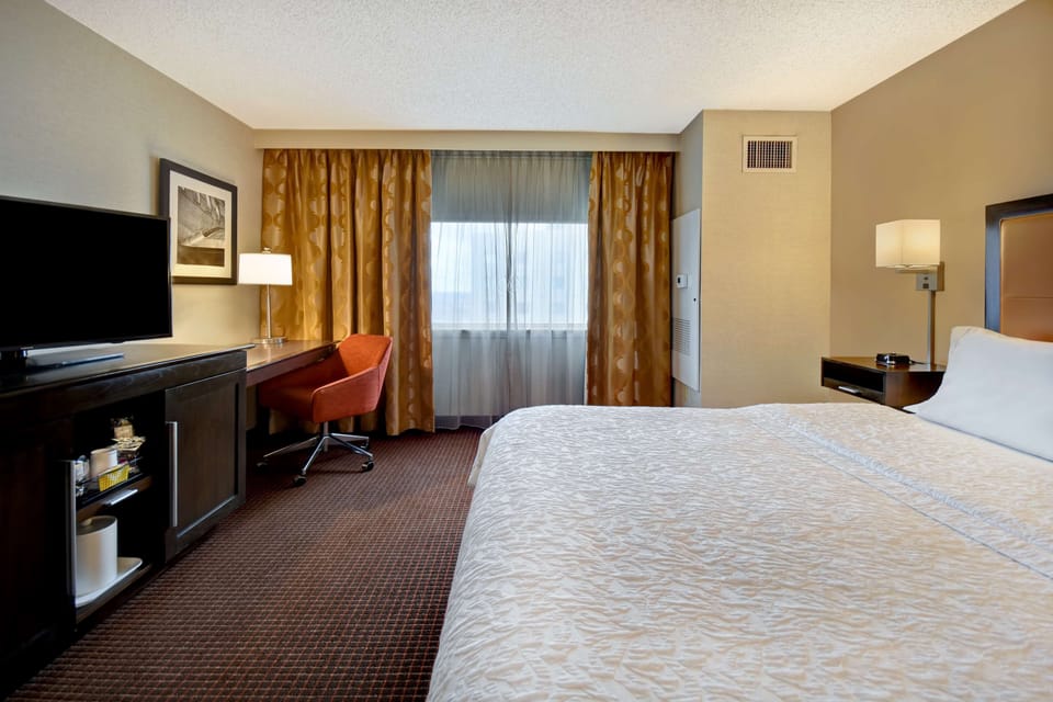 Premium bedding, in-room safe, desk, laptop workspace