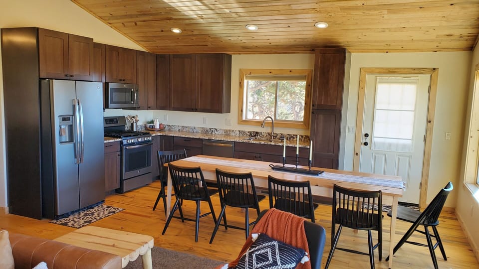 Large kitchen and dining area to feed and seat 12 guests. 