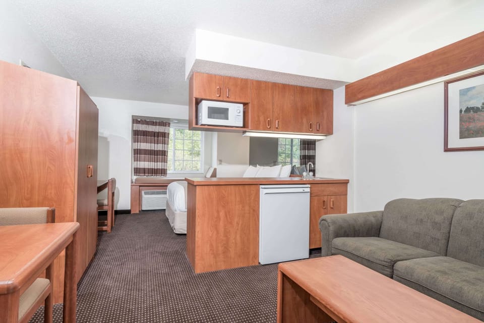 Studio Suite, 1 Queen Bed, Non Smoking, Refrigerator & Microwave | Down comforters, desk, blackout drapes, iron/ironing board