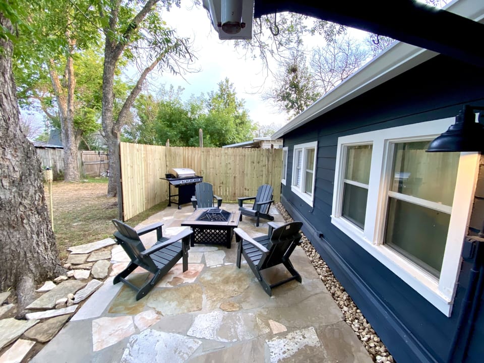 Outdoor seating area in the backyard.
Equipped with Tiki torches, propane grill.