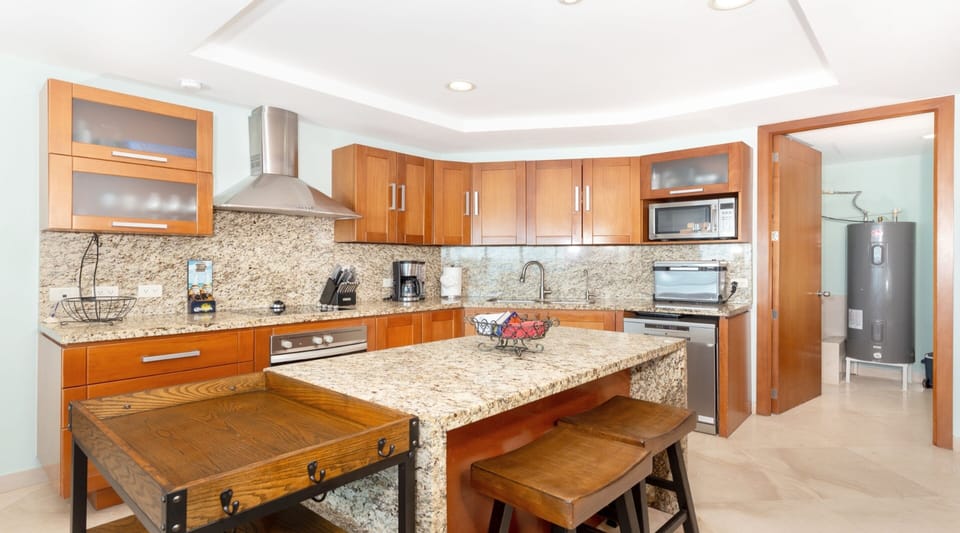 Comfort Condo | Private kitchen | Fridge, highchair