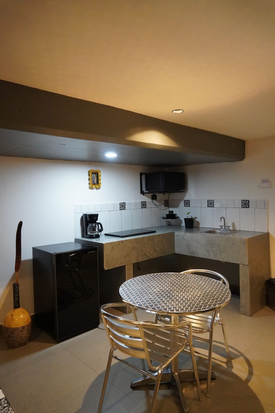 Executive Studio, 1 Queen Bed, Kitchenette, City View | Private kitchenette | Mini-fridge, microwave, cookware/dishes/utensils
