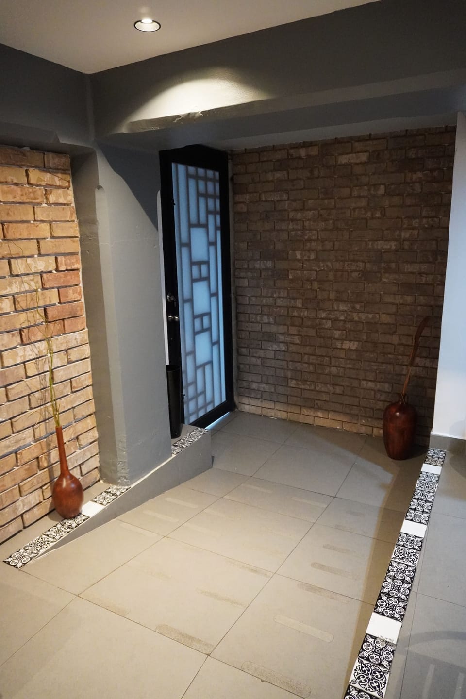Executive Studio, 1 Queen Bed, Kitchenette, City View | Minibar, WiFi (free), bed sheets