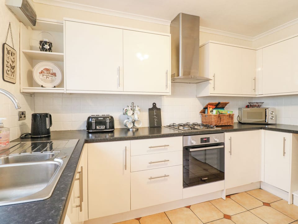 Cottage | Private kitchen | Fridge, microwave, electric kettle, cookware/dishes/utensils
