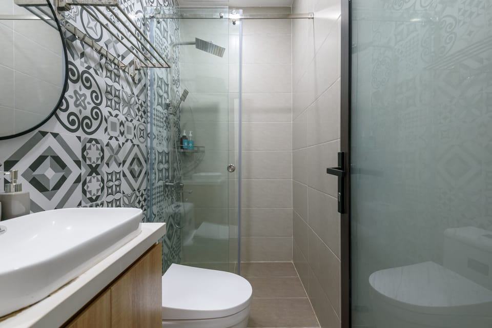 Shower, hydromassage showerhead, towels