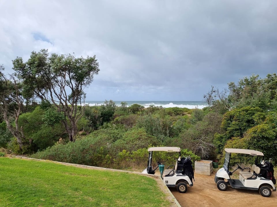 walk to Lakes Entrance Golf Course