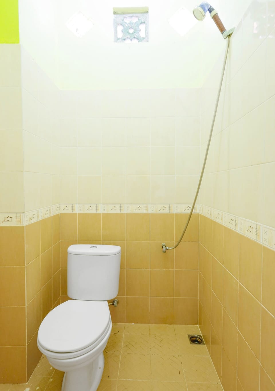 Basic Double Room | Bathroom | Shower, towels