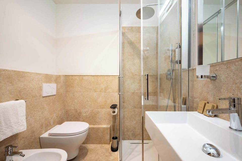 Classic Quadruple Room | Bathroom | Free toiletries, hair dryer, bidet, towels