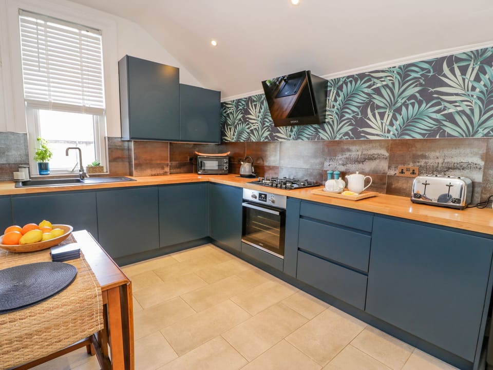 Cottage | Private kitchen | Fridge, microwave, electric kettle, cookware/dishes/utensils