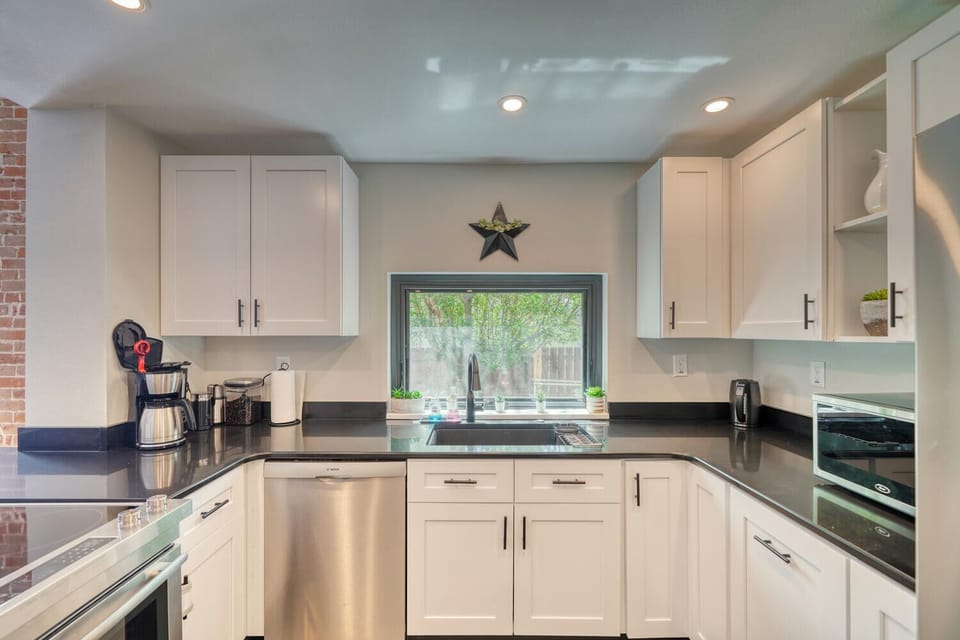 Full Size Kitchen with all the modern amenities to cook a meal in