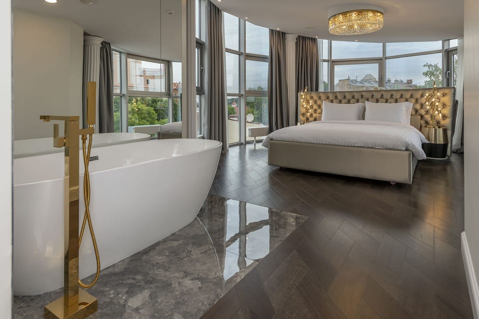 Panoramic Studio Suite | Hypo-allergenic bedding, minibar, in-room safe, individually decorated