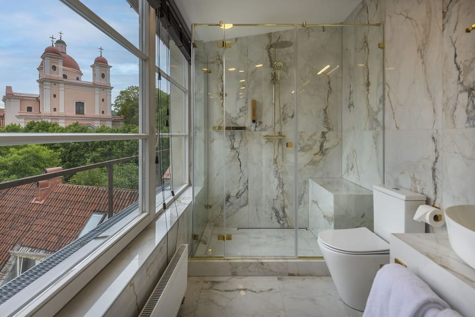 Panoramic Studio Suite | Bathroom | Free toiletries, hair dryer, bathrobes, heated floors