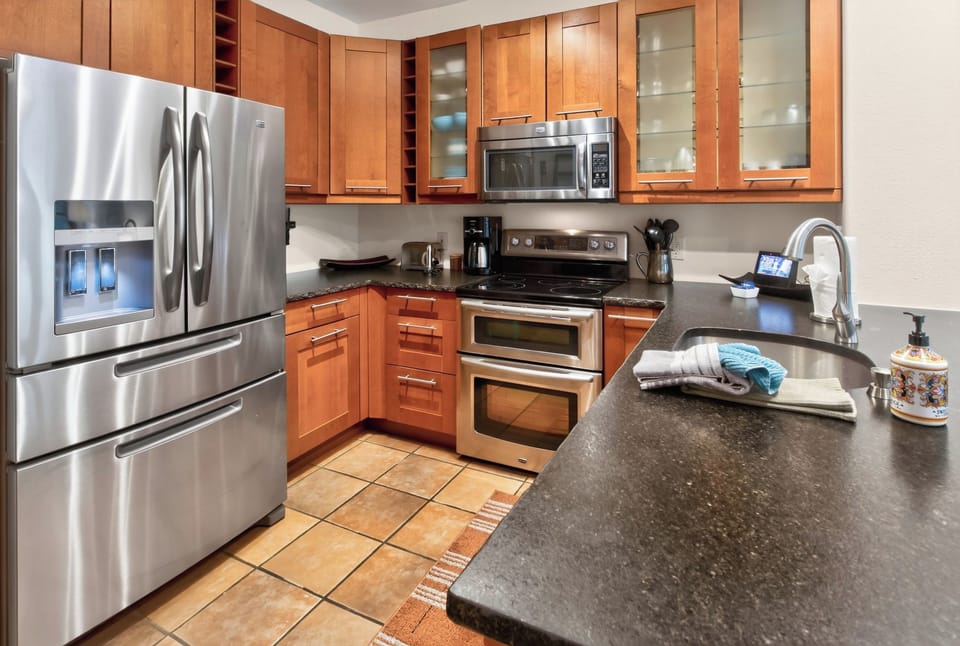 Full Kitchen. Stainless Steel Appliances.