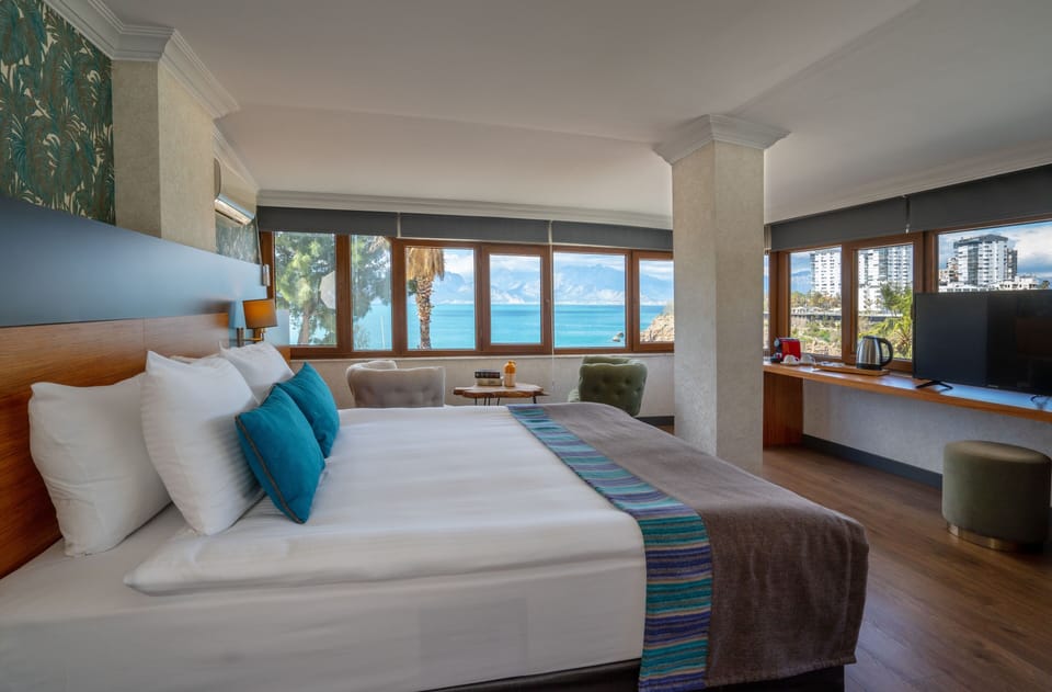 Panoramic Suite | Egyptian cotton sheets, premium bedding, Select Comfort beds, minibar