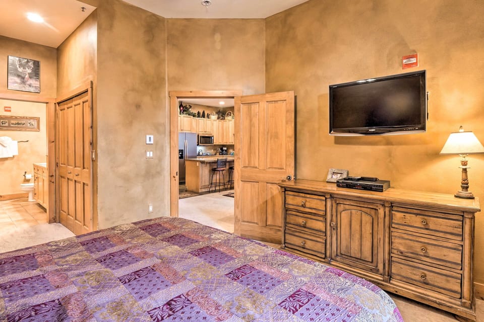 Bedroom | Linens Provided | En-Suite Bathroom