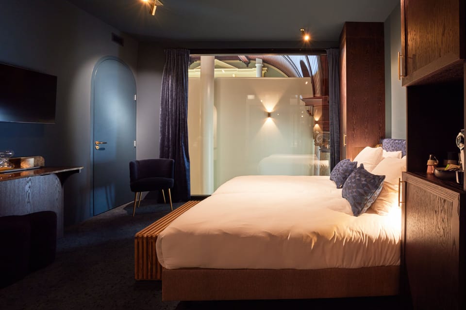 Deluxe Room | Hypo-allergenic bedding, minibar, in-room safe, individually decorated