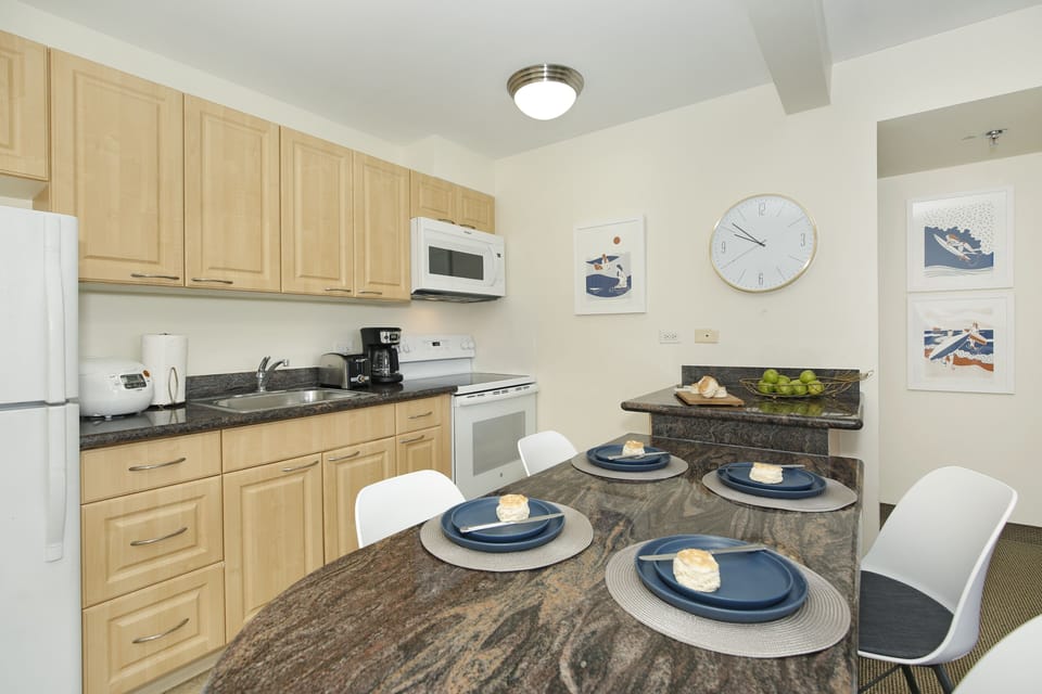 Full Kitchen and Dining for 4