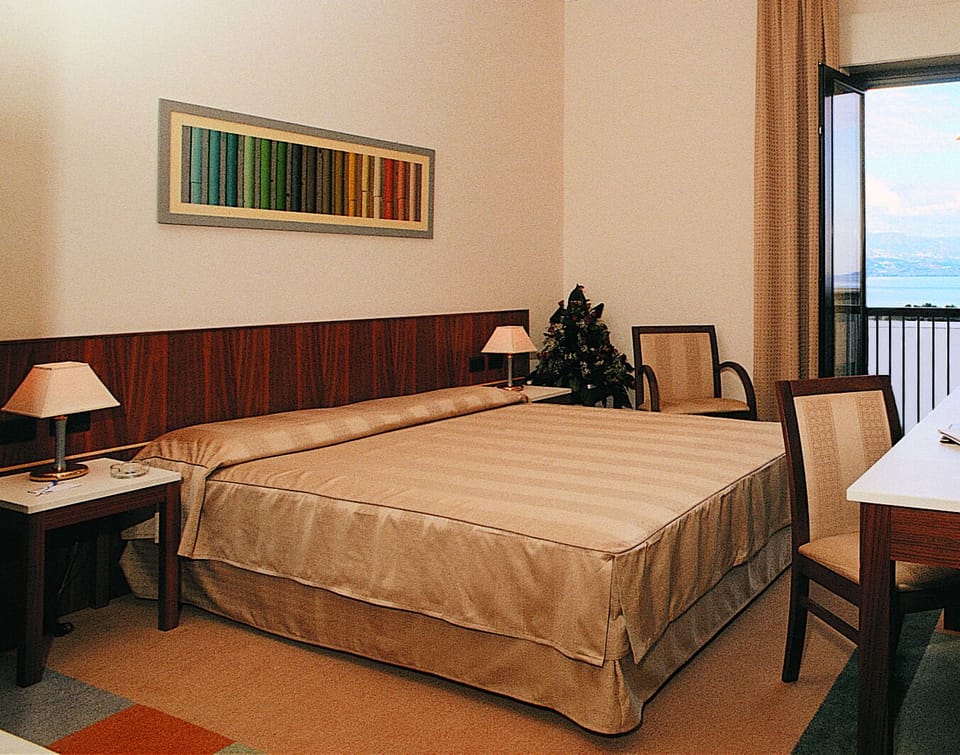 Minibar, in-room safe, desk, free WiFi