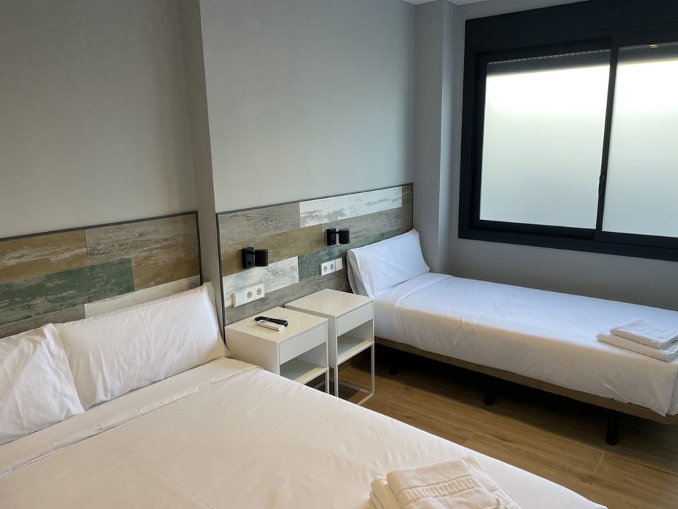 Basic Triple Room | Desk, WiFi (free), bed sheets