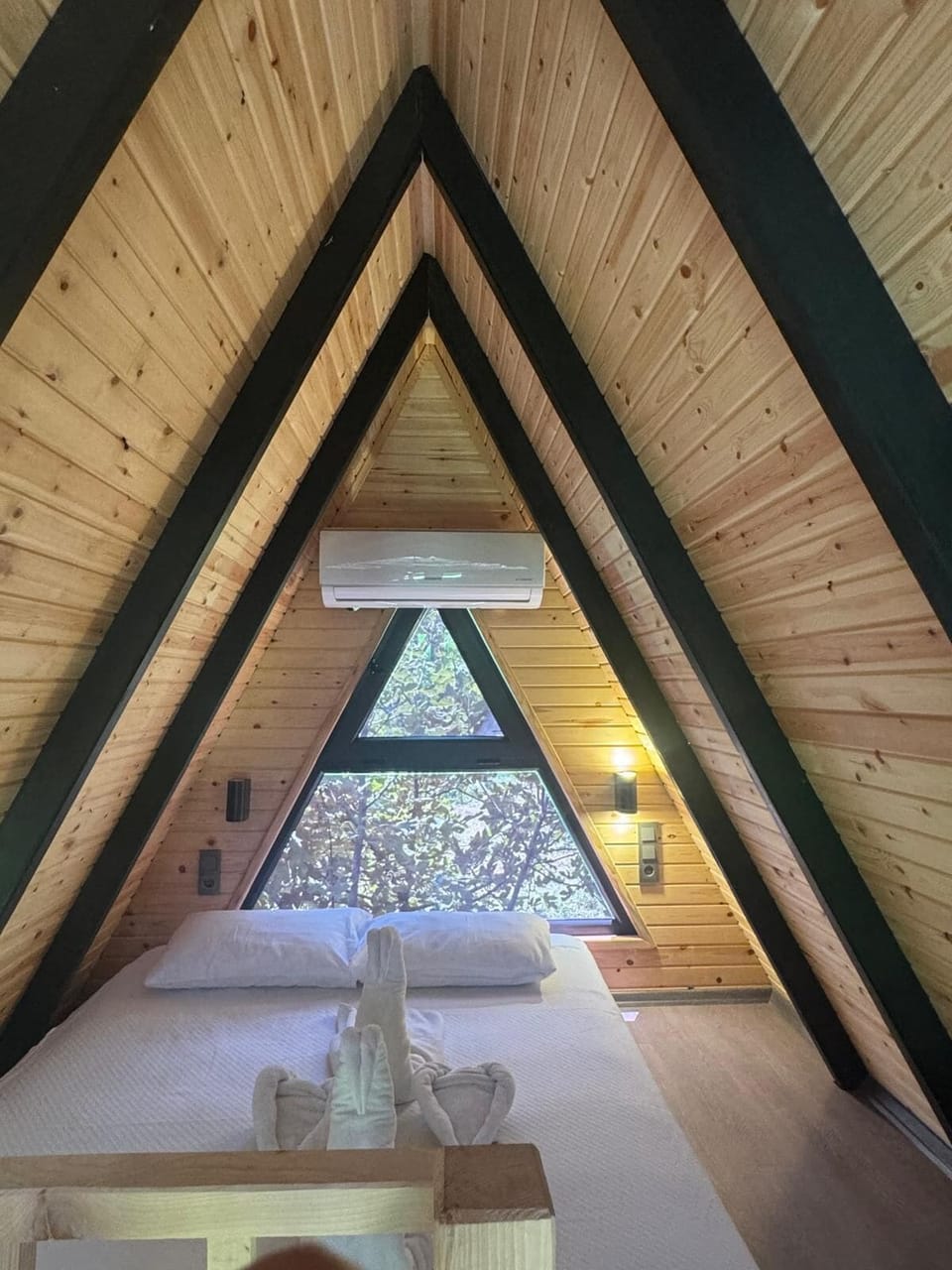 Deluxe Tree House | Minibar, laptop workspace, bed sheets