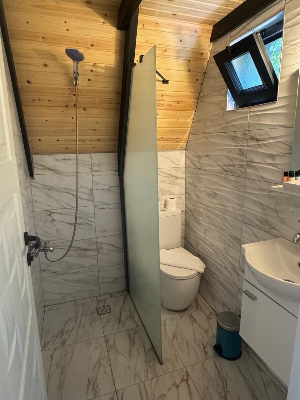 Deluxe Tree House | Bathroom | Shower, free toiletries, hair dryer, towels