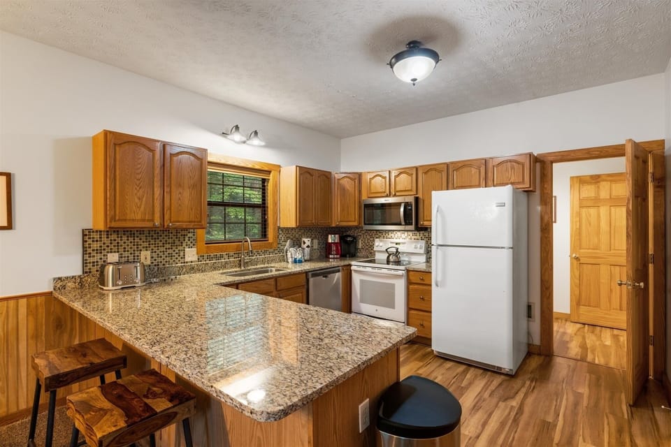 Cabin, 2 Bedrooms | Private kitchen | Fridge, oven, coffee/tea maker, toaster