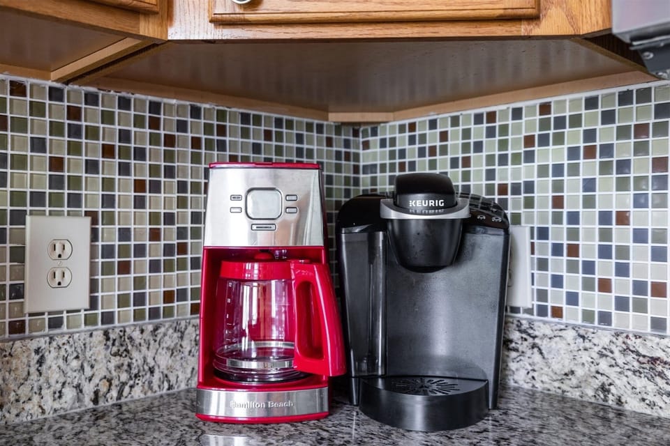 Cabin, 2 Bedrooms | Private kitchen | Fridge, oven, coffee/tea maker, toaster