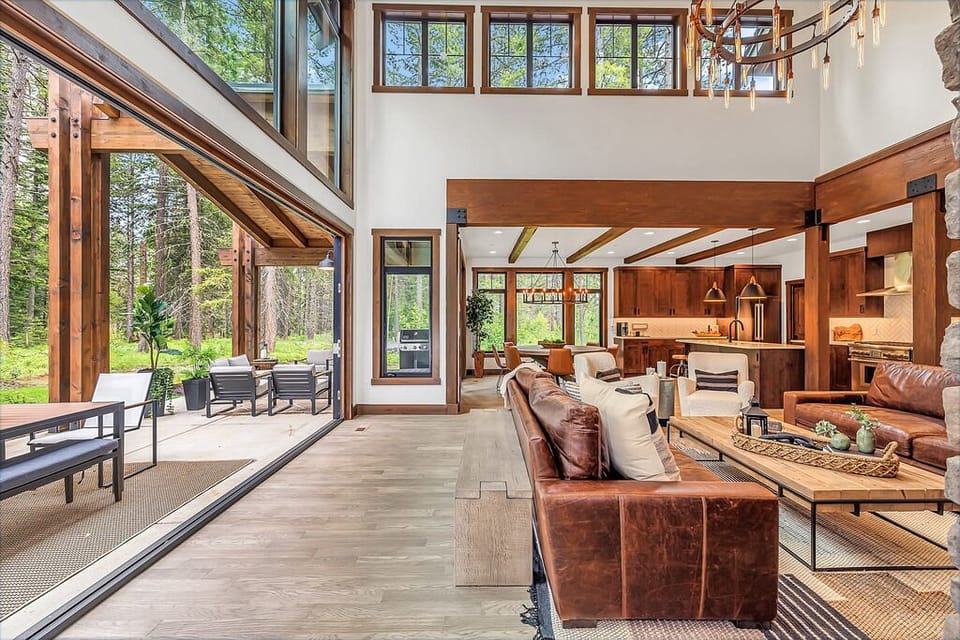 Great Room – Cozy Mountain Space with Comfortable Seating