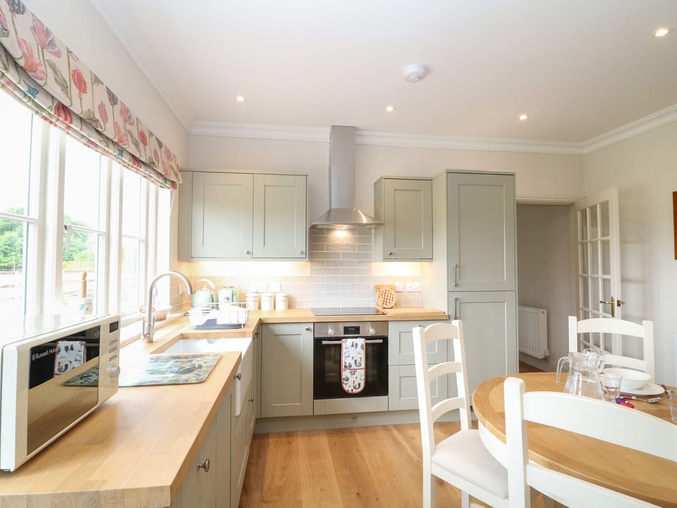 Cottage | Private kitchen | Fridge, dishwasher, electric kettle, toaster