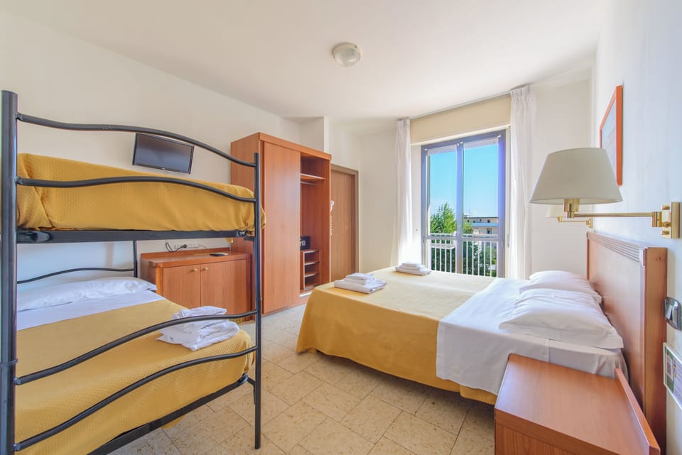 Quadruple Room | In-room safe, desk, iron/ironing board, free WiFi