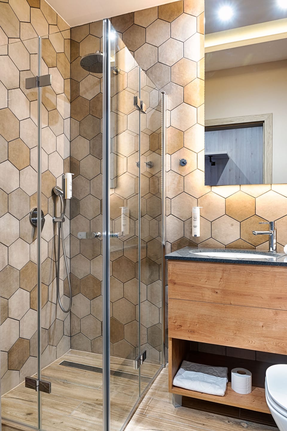 Classic Double Room | Bathroom | Shower, hair dryer, towels