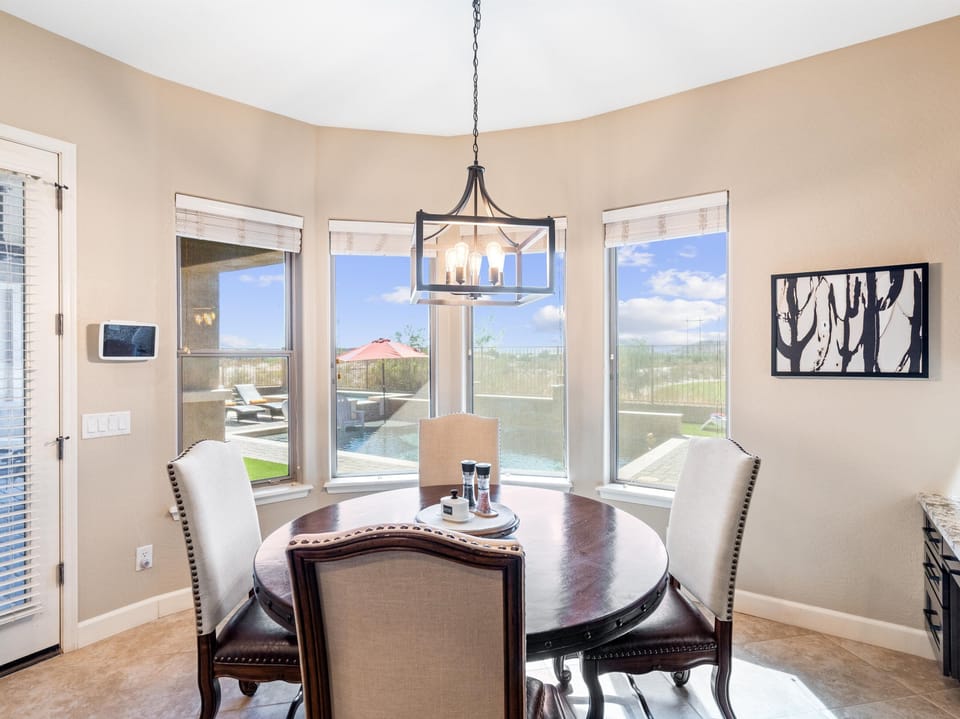 Desert Dreamin: - Breakfast nook with pool and golf course views.