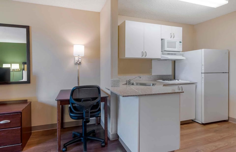 Studio, 1 Queen Bed, Non Smoking | Private kitchen | Coffee/tea maker, fridge, microwave, stovetop