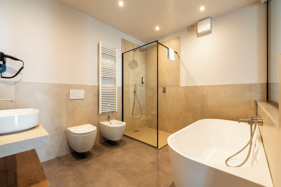 Luxury Suite | Bathroom | Free toiletries, hair dryer, bathrobes, bidet