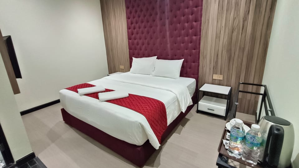 Superior Room, 1 King Bed, Non Smoking, No Windows | In-room safe, iron/ironing board, free WiFi, bed sheets