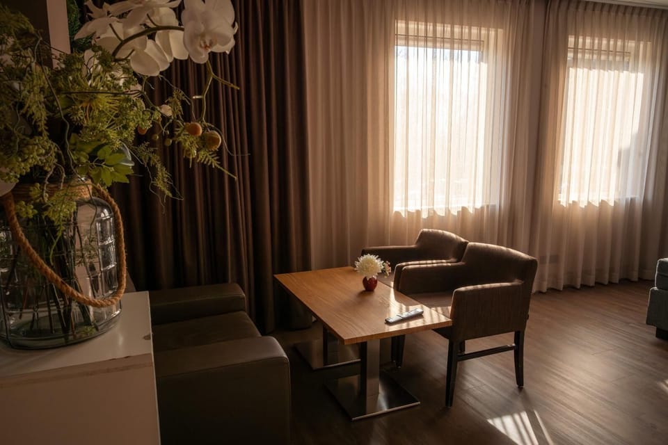 Junior Suite | Hypo-allergenic bedding, down comforters, in-room safe, desk