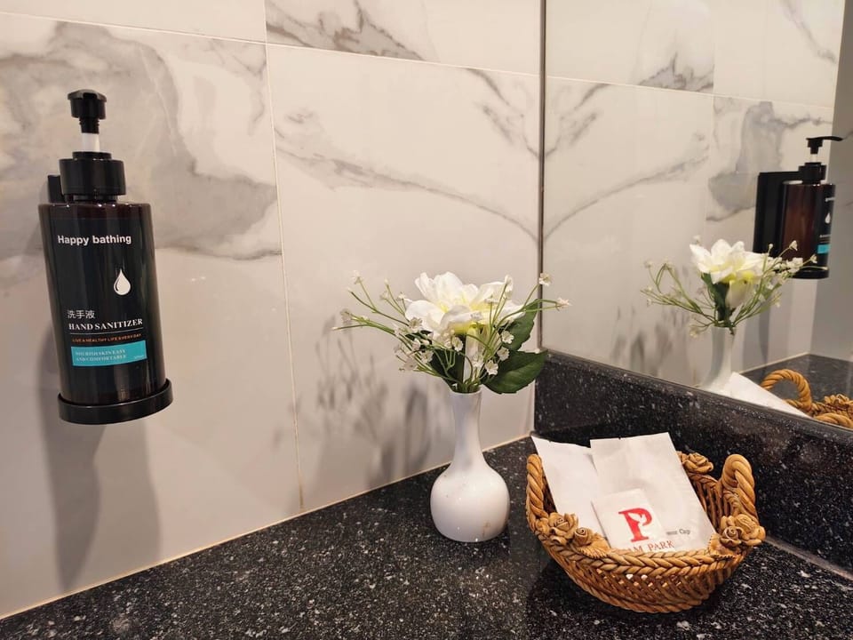 Deluxe Room | Bathroom | Combined shower/tub, rainfall showerhead, free toiletries, hair dryer