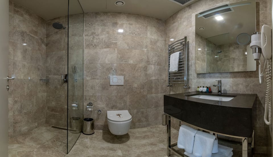 Comfort Double or Twin Room, Sea View | Bathroom | Shower, rainfall showerhead, free toiletries, hair dryer