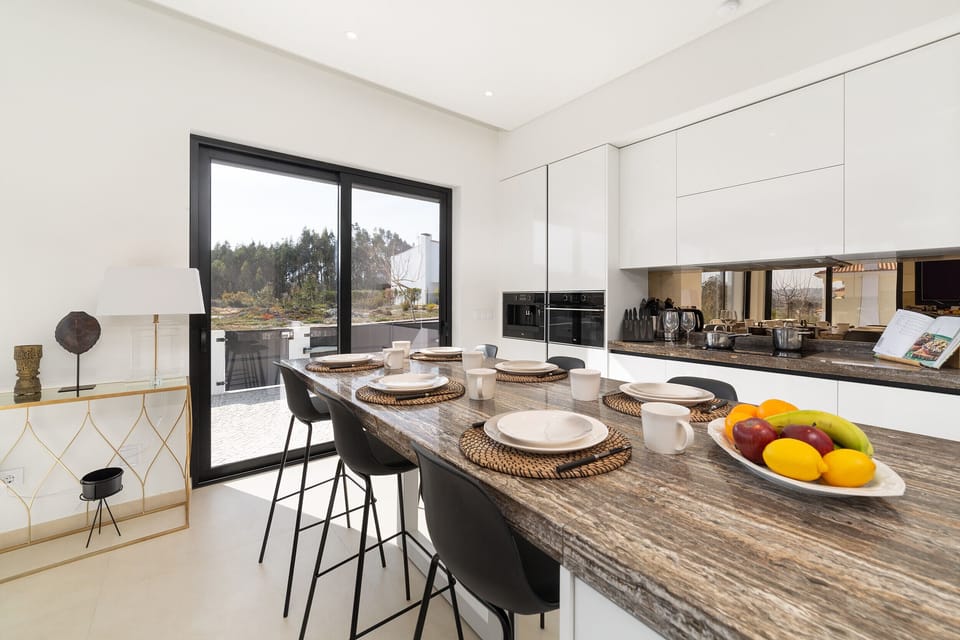 Luxurious and modern villa with 3 bedrooms and capacity for 8 people. Equipped kitchen open plan to the living room with TV, fireplace, wifi and view to the outdoor dining area by the private pool. Located in a quiet area of São Martinho do Porto less than 2 km from the beach of São Martinho do Porto