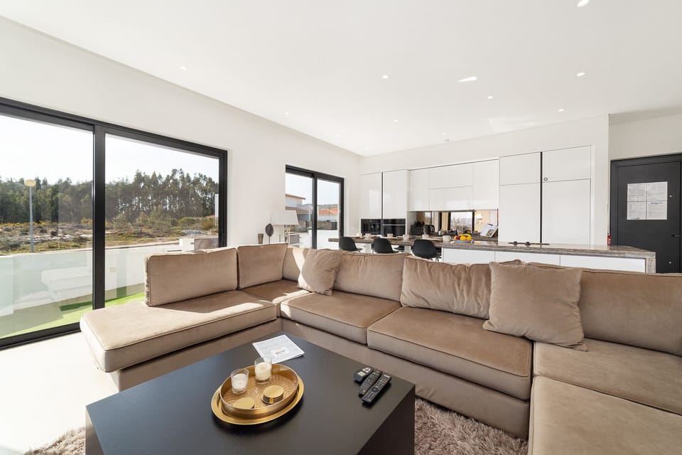 Luxurious and modern villa with 3 bedrooms and capacity for 8 people. Equipped kitchen open plan to the living room with TV, fireplace, wifi and view to the outdoor dining area by the private pool. Located in a quiet area of São Martinho do Porto less than 2 km from the beach of São Martinho do Porto