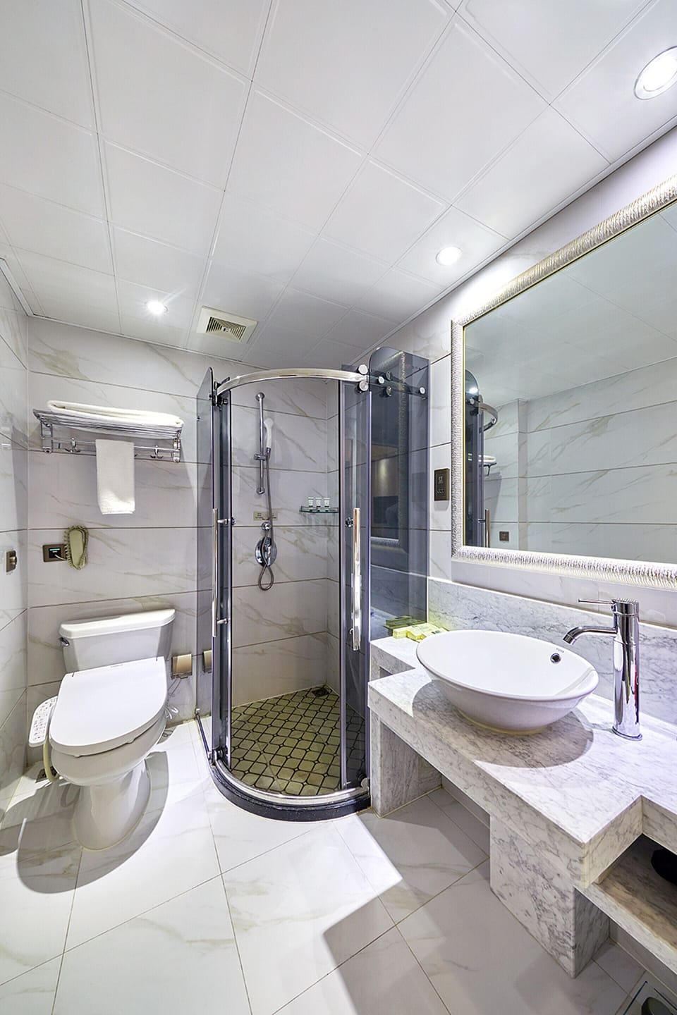 Deluxe City-view King Room | Bathroom | Separate tub and shower, free toiletries, hair dryer, towels