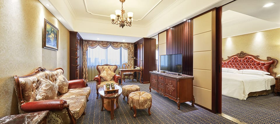 Business Suite | Minibar, in-room safe, desk, WiFi (free)