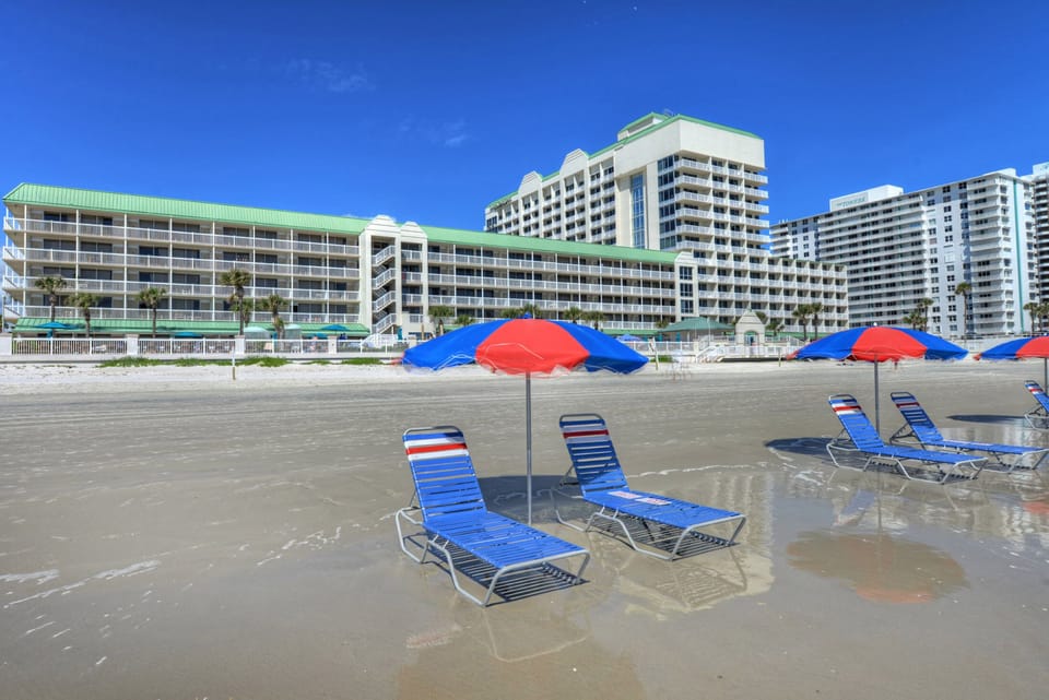 Your private escape on the 14th floor. View goals, guaranteed.